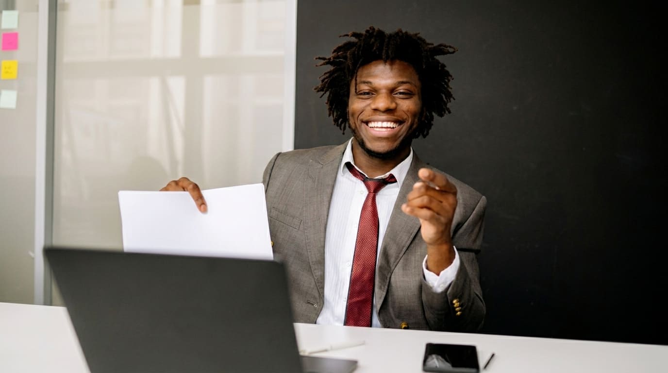 Empresário usando o PDV do TechGestão Pro